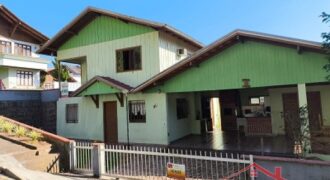 🔥 CASA NO CENTRO DE IBIRAMA – ESPAÇOSA E COM ÓTIMO PREÇO 🔥