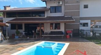 Casa com piscina no Ponto Chic