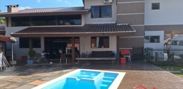 Casa com piscina no Ponto Chic