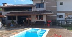 Casa com piscina no Ponto Chic