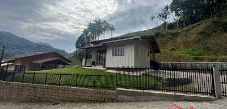 Casa com amplo terreno no Centro de Ibirama