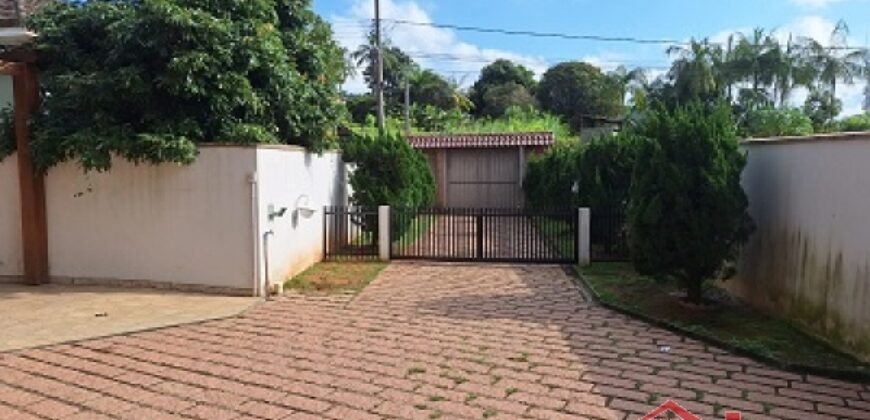 Casa com piscina no Ponto Chic