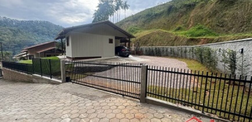 Casa com amplo terreno no Centro de Ibirama