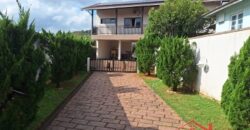 Casa com piscina no Ponto Chic