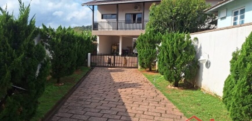 Casa com piscina no Ponto Chic