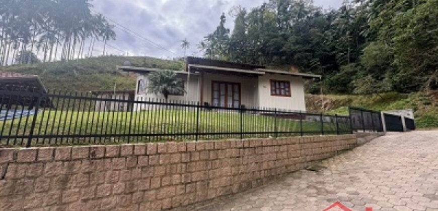 Casa com amplo terreno no Centro de Ibirama