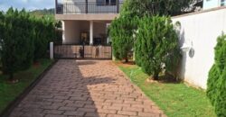 Casa com piscina no Ponto Chic