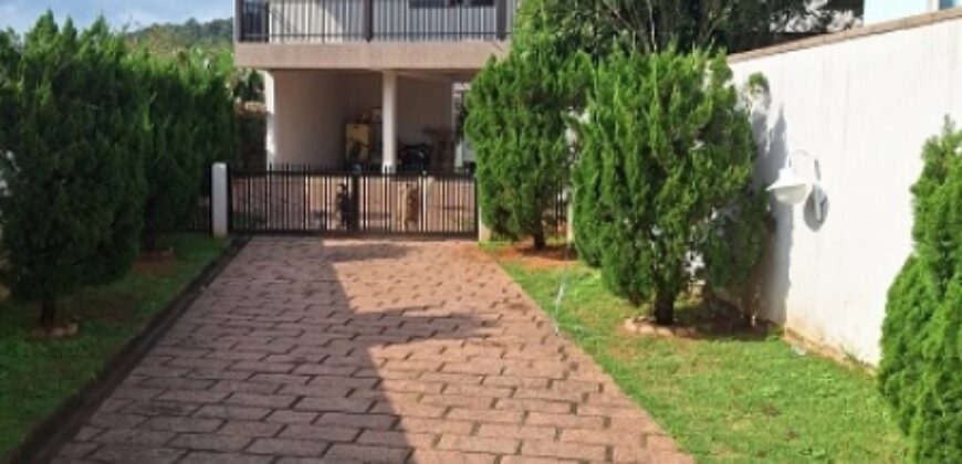 Casa com piscina no Ponto Chic