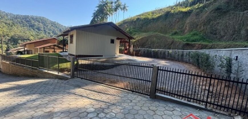 Casa com amplo terreno no Centro de Ibirama