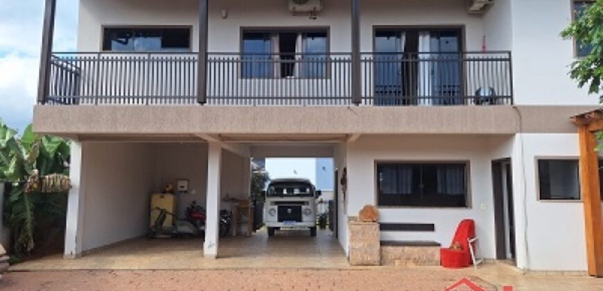 Casa com piscina no Ponto Chic