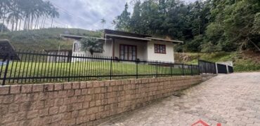 Casa com amplo terreno no Centro de Ibirama