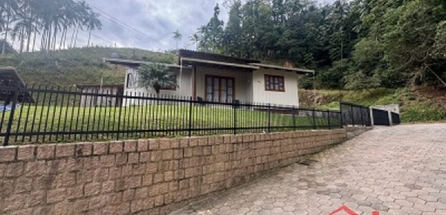 Casa com amplo terreno no Centro de Ibirama