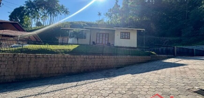 Casa com amplo terreno no Centro de Ibirama