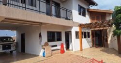 Casa com piscina no Ponto Chic