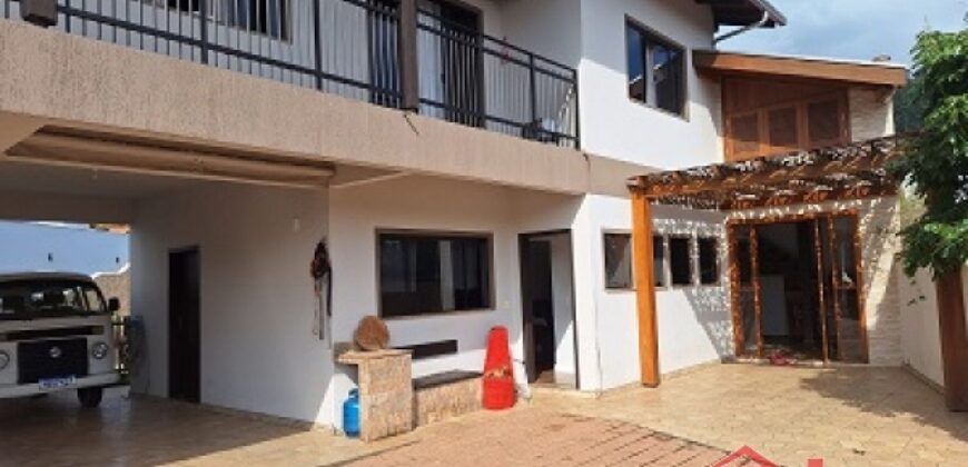 Casa com piscina no Ponto Chic