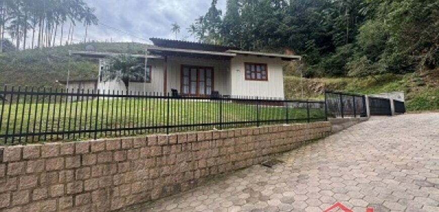 Casa com amplo terreno no Centro de Ibirama