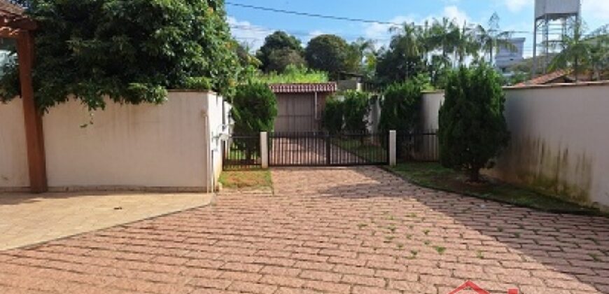 Casa com piscina no Ponto Chic