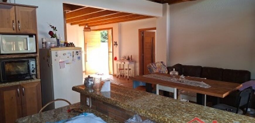 Casa com piscina no Ponto Chic