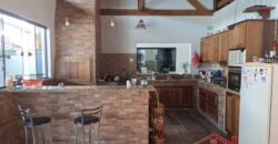 Casa com piscina no Ponto Chic