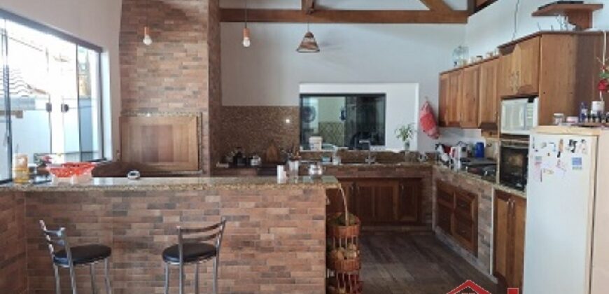 Casa com piscina no Ponto Chic