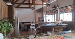 Casa com piscina no Ponto Chic