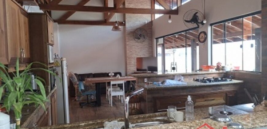 Casa com piscina no Ponto Chic