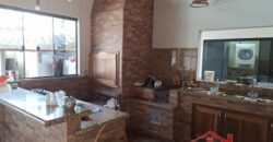 Casa com piscina no Ponto Chic