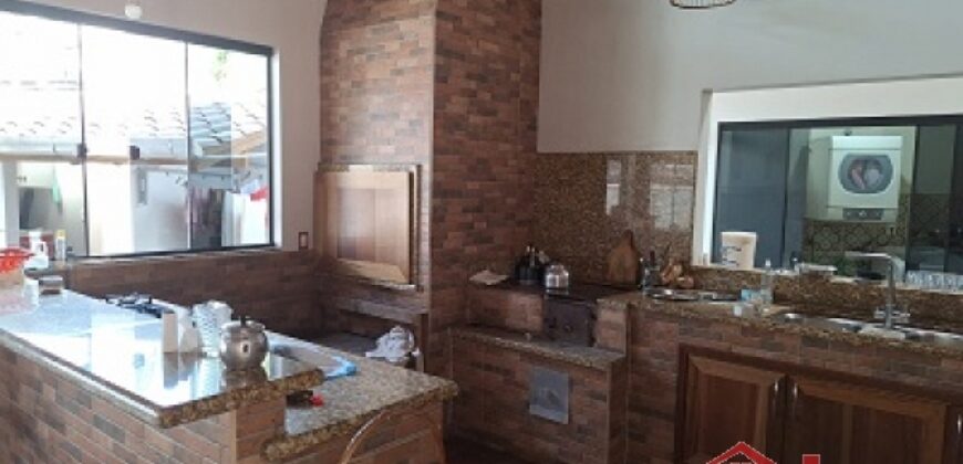 Casa com piscina no Ponto Chic