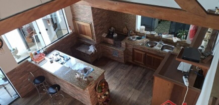 Casa com piscina no Ponto Chic