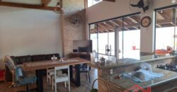 Casa com piscina no Ponto Chic