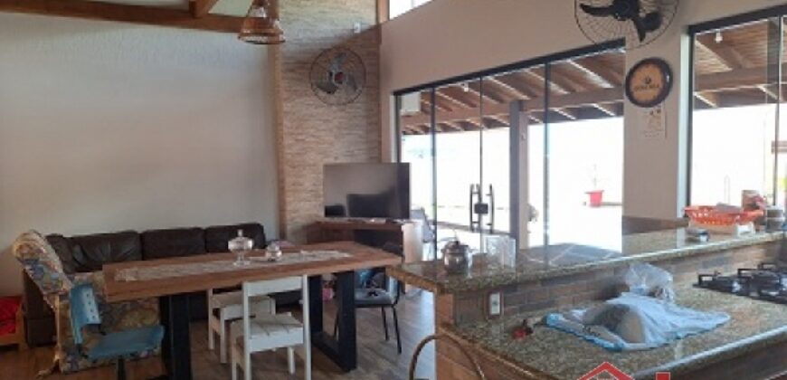 Casa com piscina no Ponto Chic