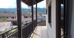 Casa com piscina no Ponto Chic