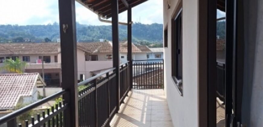 Casa com piscina no Ponto Chic