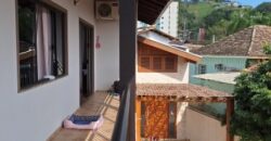 Casa com piscina no Ponto Chic