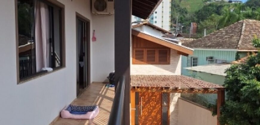 Casa com piscina no Ponto Chic