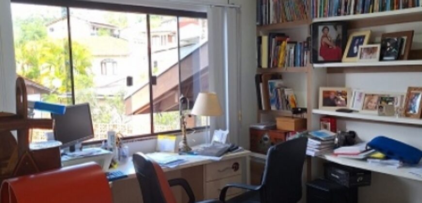 Casa com piscina no Ponto Chic