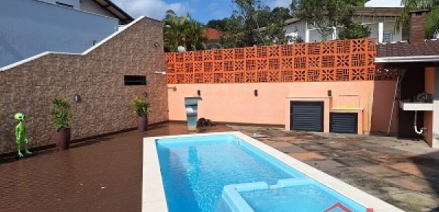 Casa com piscina no Ponto Chic