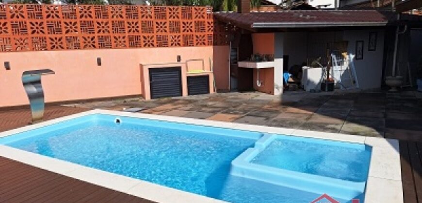 Casa com piscina no Ponto Chic