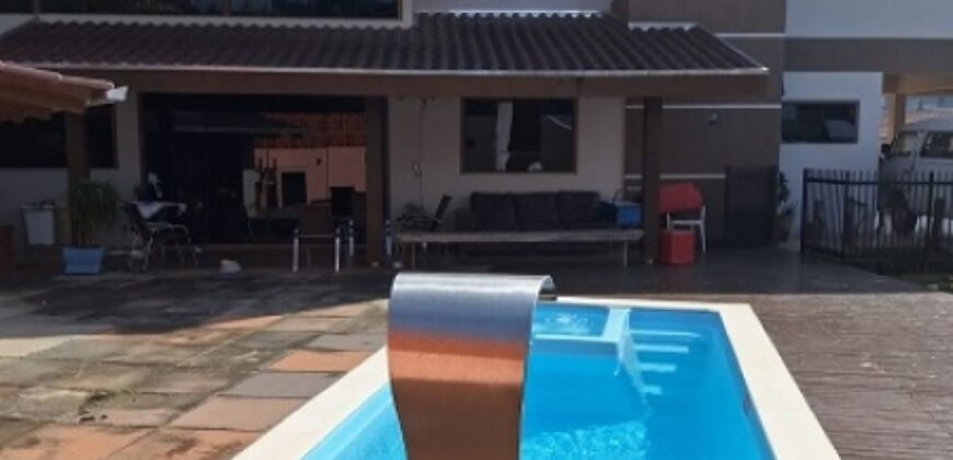 Casa com piscina no Ponto Chic