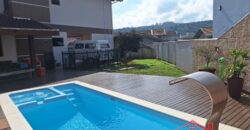 Casa com piscina no Ponto Chic