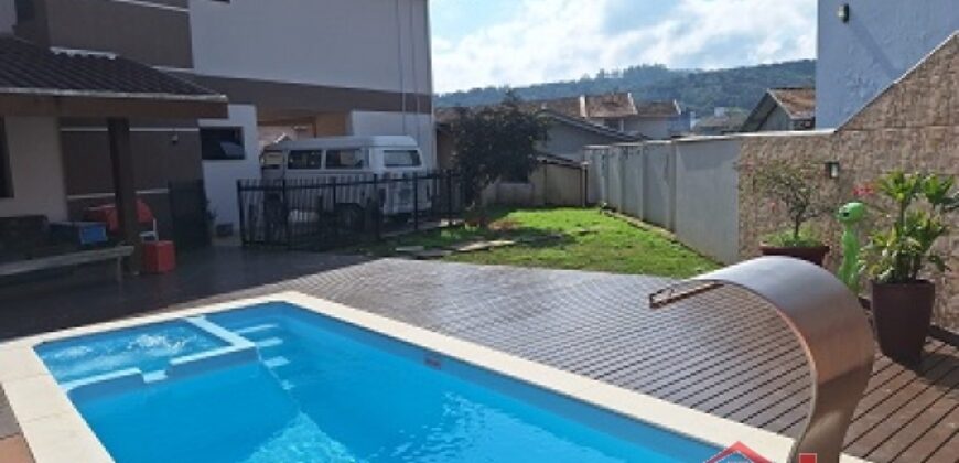 Casa com piscina no Ponto Chic