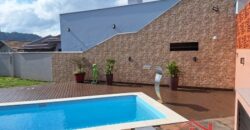 Casa com piscina no Ponto Chic