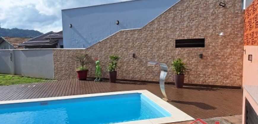 Casa com piscina no Ponto Chic
