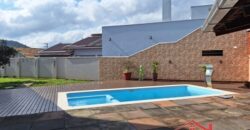 Casa com piscina no Ponto Chic