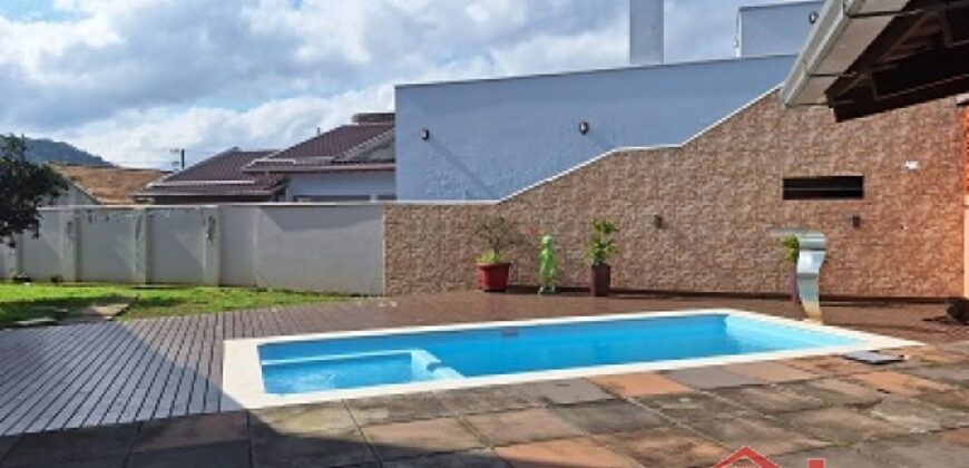 Casa com piscina no Ponto Chic