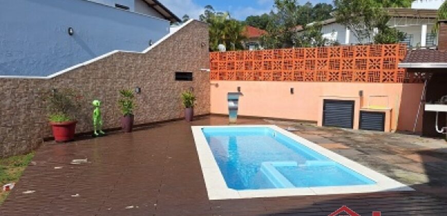 Casa com piscina no Ponto Chic