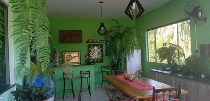 ✨ Encante-se com este imóvel completo em meio à natureza!