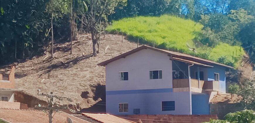 Casa de dois pavimentos na Rua João Aurich