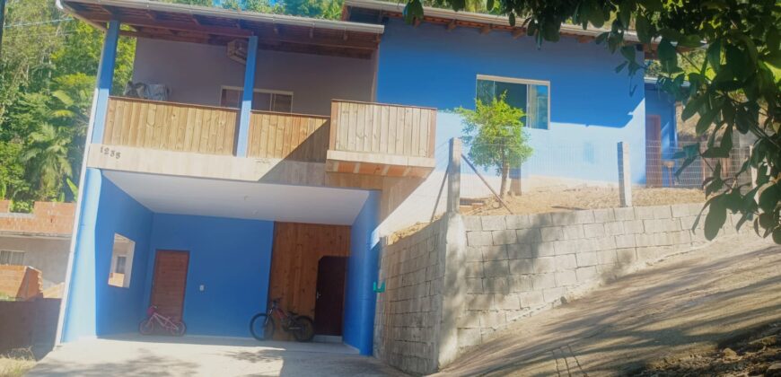 Casa de dois pavimentos na Rua João Aurich
